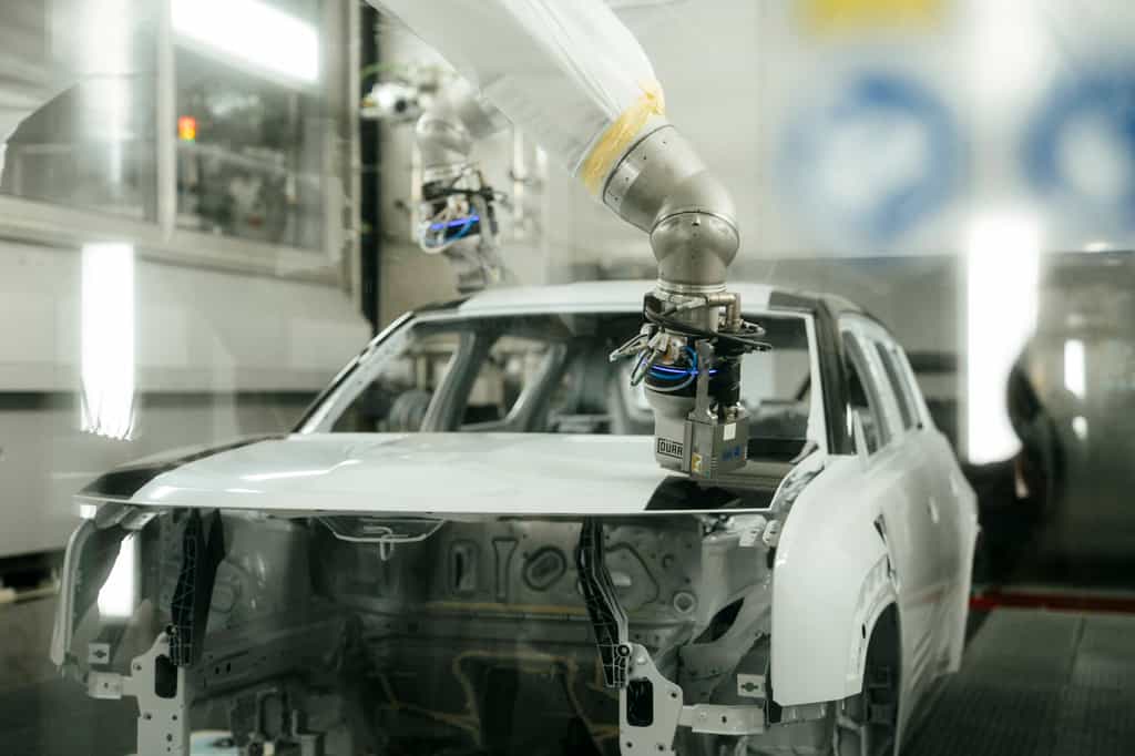 La peinture est appliquée par deux robots avec un procédé inspiré de l'impression. © Renault